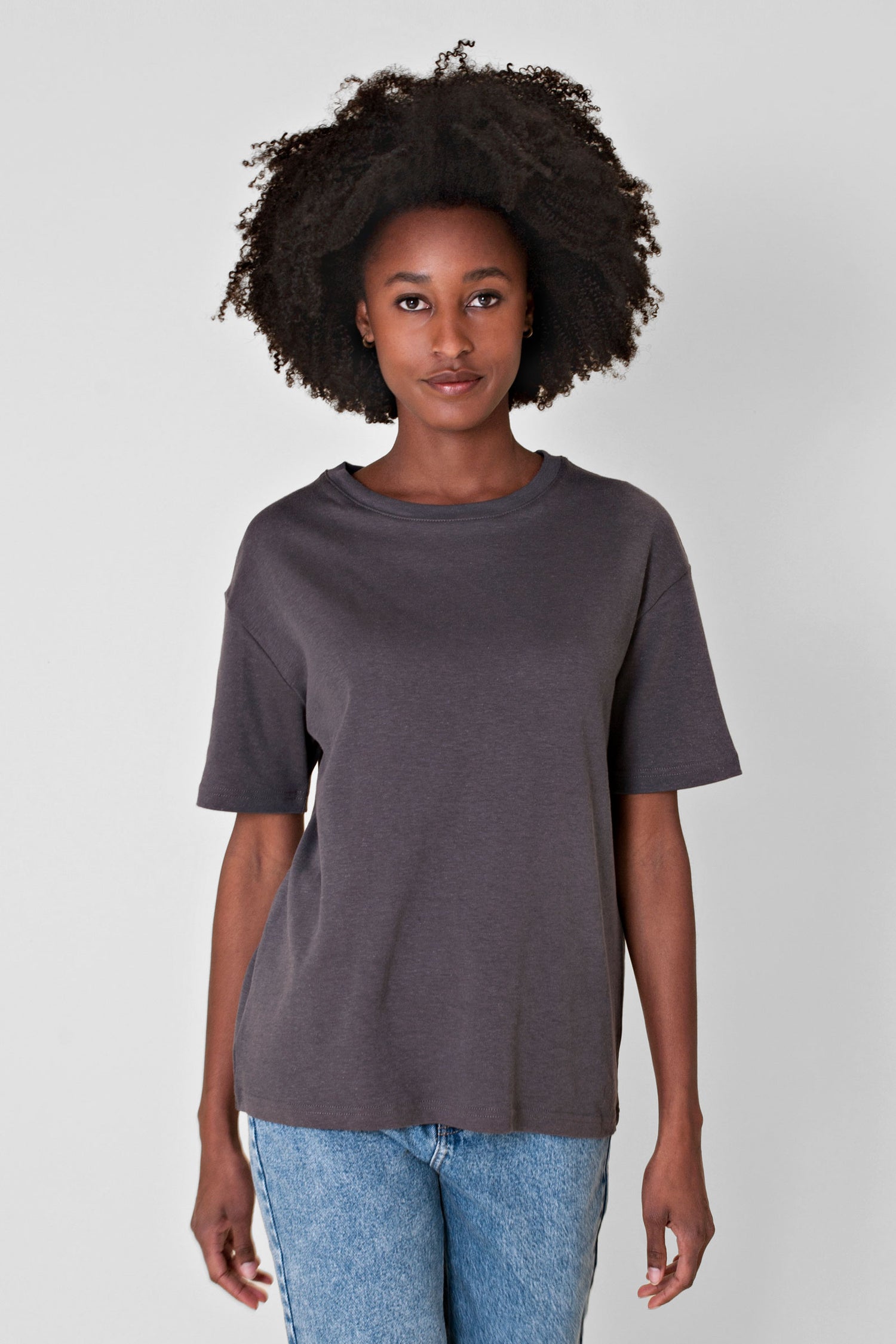Soft and smooth boyfriend fit t-shirt made from a beautiful interlock hemp and organic cotton jersey. Breathable and anti-allergenic to the skin, this will easily be your summer's favorite hemp t-shirt.