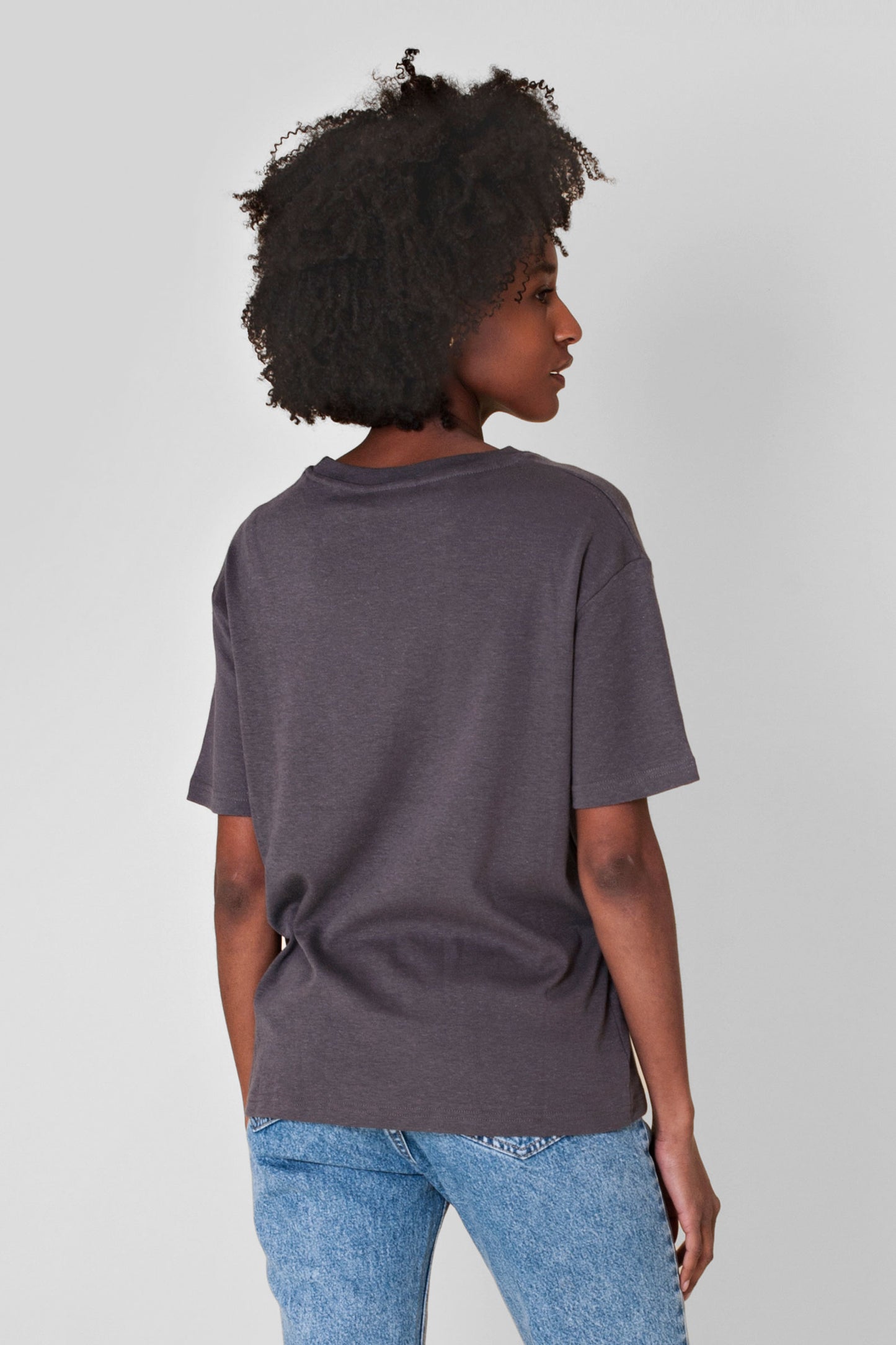Soft and smooth boyfriend fit t-shirt made from a beautiful interlock hemp and organic cotton jersey. Breathable and anti-allergenic to the skin, this will easily be your summer's favorite hemp t-shirt.