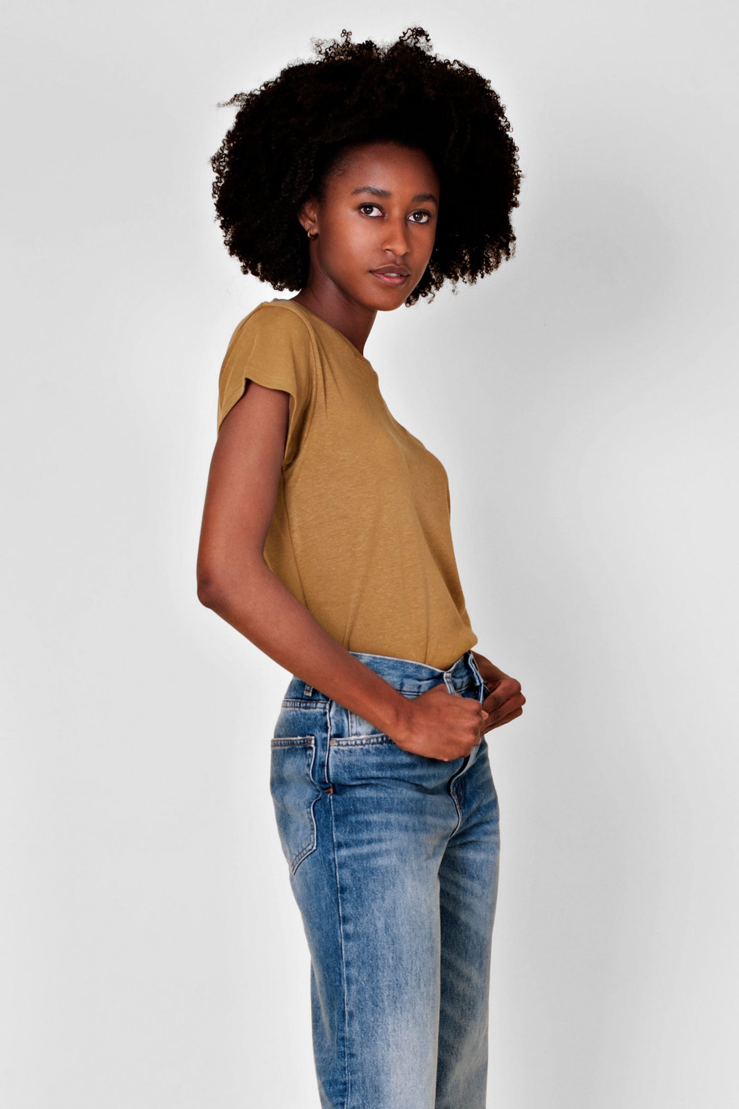 Soft and smooth semi slim fit t-shirt made from a beautiful interlock hemp and organic cotton jersey. Breathable and anti-allergenic to the skin, this will easily be your summer's favorite t-shirt.